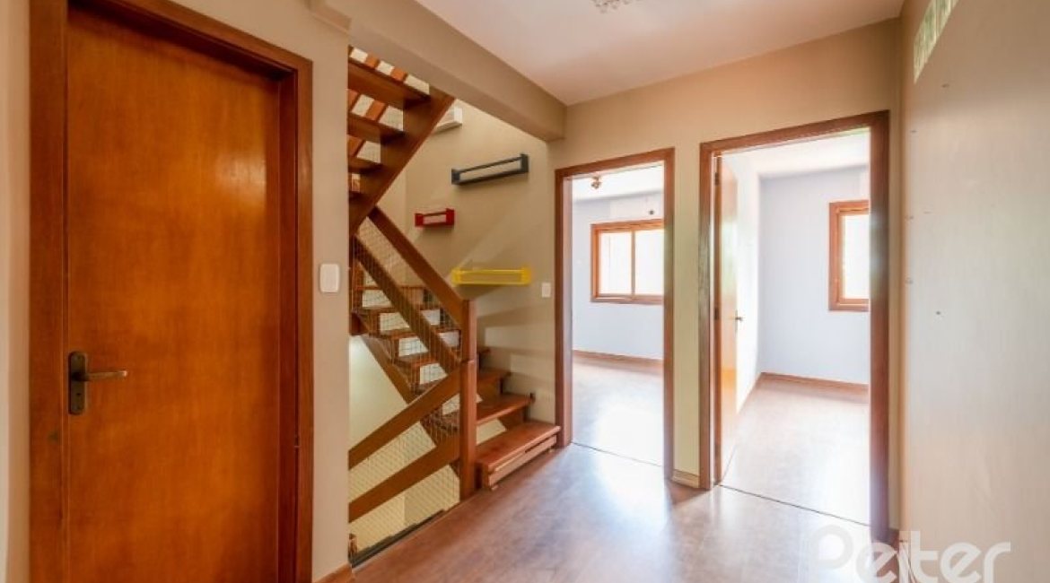 Casa à venda com 233m², 4 dormitórios, 1 suíte, 2 vagas, no bairro Tristeza em Porto Alegre