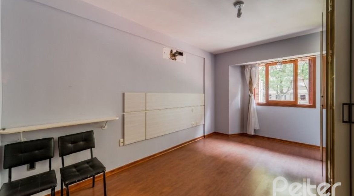 Casa à venda com 233m², 4 dormitórios, 1 suíte, 2 vagas, no bairro Tristeza em Porto Alegre