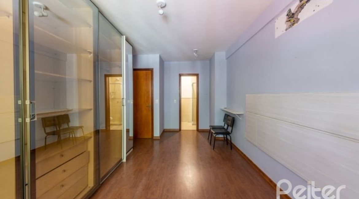 Casa à venda com 233m², 4 dormitórios, 1 suíte, 2 vagas, no bairro Tristeza em Porto Alegre