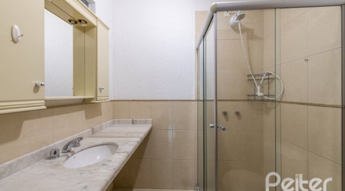 Casa à venda com 233m², 4 dormitórios, 1 suíte, 2 vagas, no bairro Tristeza em Porto Alegre