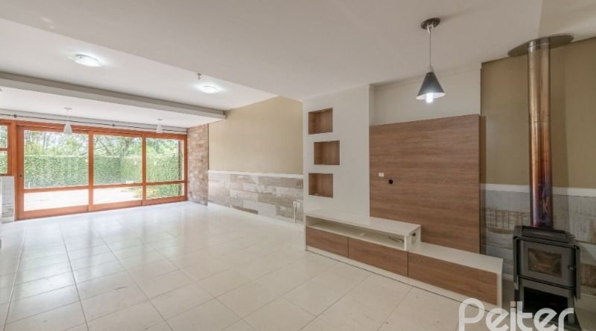 Casa à venda com 233m², 4 dormitórios, 1 suíte, 2 vagas, no bairro Tristeza em Porto Alegre