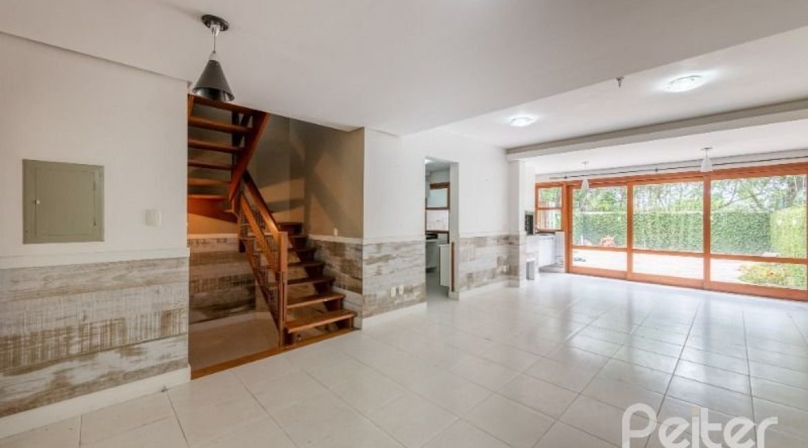 Casa à venda com 233m², 4 dormitórios, 1 suíte, 2 vagas, no bairro Tristeza em Porto Alegre