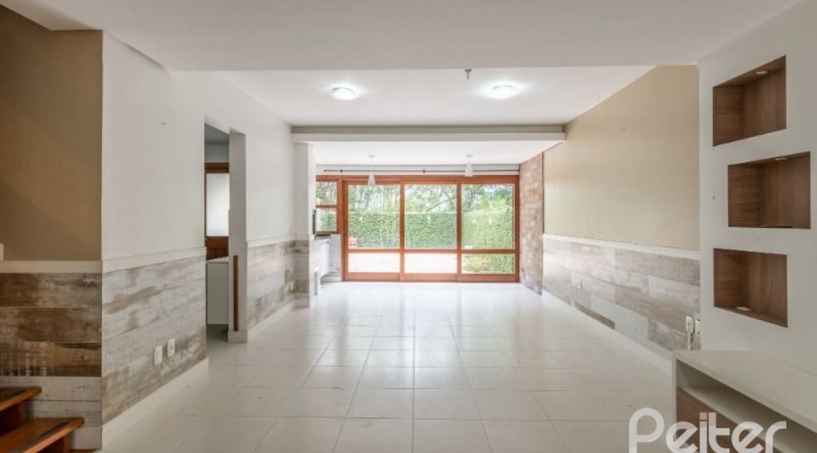 Casa à venda com 233m², 4 dormitórios, 1 suíte, 2 vagas, no bairro Tristeza em Porto Alegre