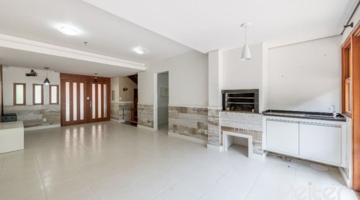 Casa à venda com 233m², 4 dormitórios, 1 suíte, 2 vagas, no bairro Tristeza em Porto Alegre