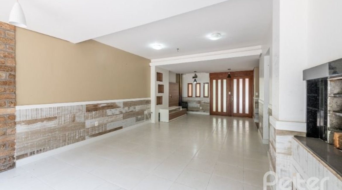 Casa à venda com 233m², 4 dormitórios, 1 suíte, 2 vagas, no bairro Tristeza em Porto Alegre