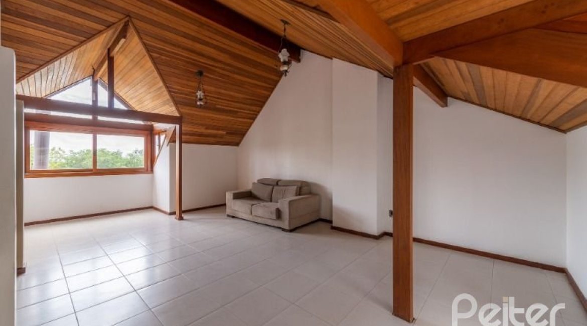 Casa à venda com 233m², 4 dormitórios, 1 suíte, 2 vagas, no bairro Tristeza em Porto Alegre