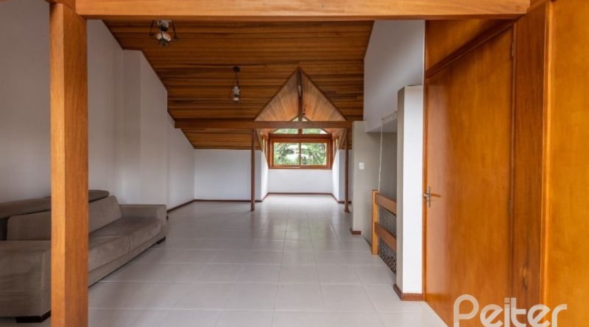 Casa à venda com 233m², 4 dormitórios, 1 suíte, 2 vagas, no bairro Tristeza em Porto Alegre