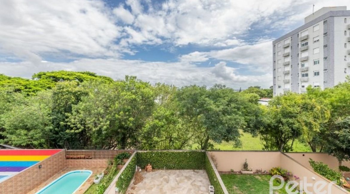 Casa à venda com 233m², 4 dormitórios, 1 suíte, 2 vagas, no bairro Tristeza em Porto Alegre