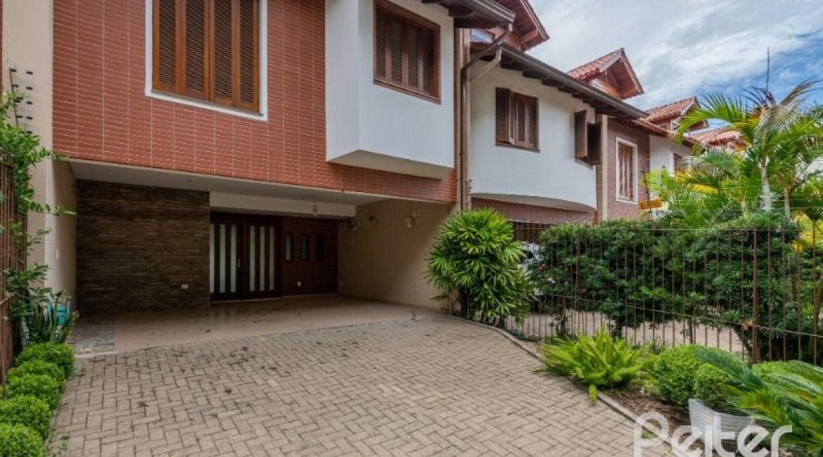 Casa à venda com 233m², 4 dormitórios, 1 suíte, 2 vagas, no bairro Tristeza em Porto Alegre