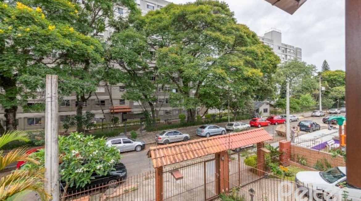Casa à venda com 233m², 4 dormitórios, 1 suíte, 2 vagas, no bairro Tristeza em Porto Alegre