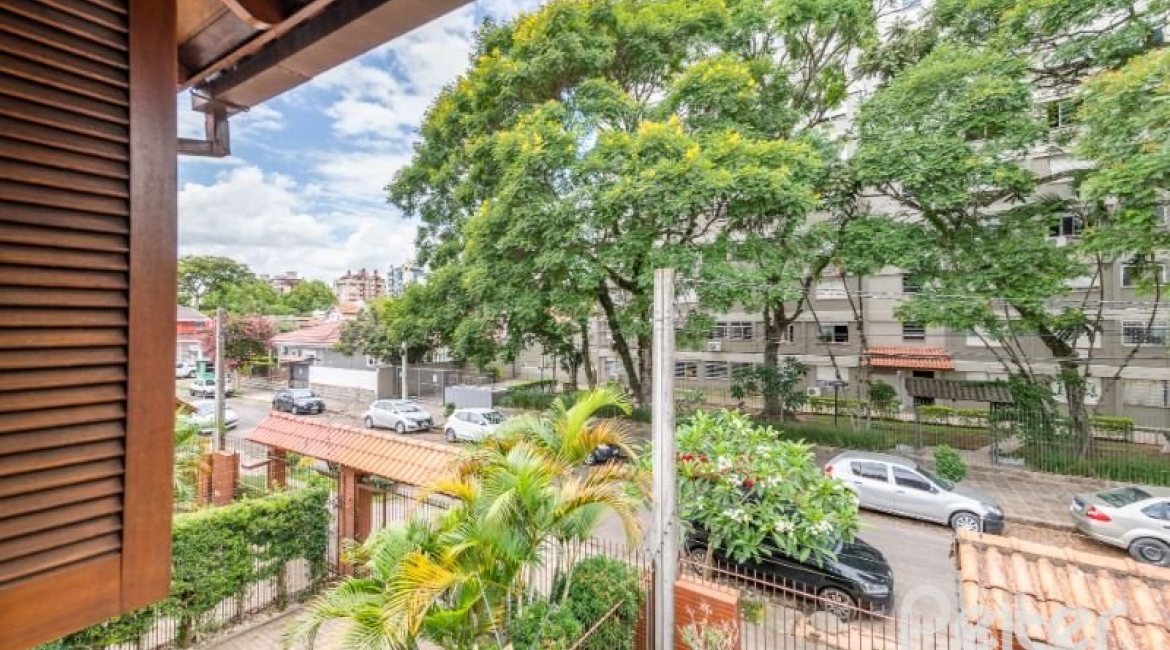 Casa à venda com 233m², 4 dormitórios, 1 suíte, 2 vagas, no bairro Tristeza em Porto Alegre