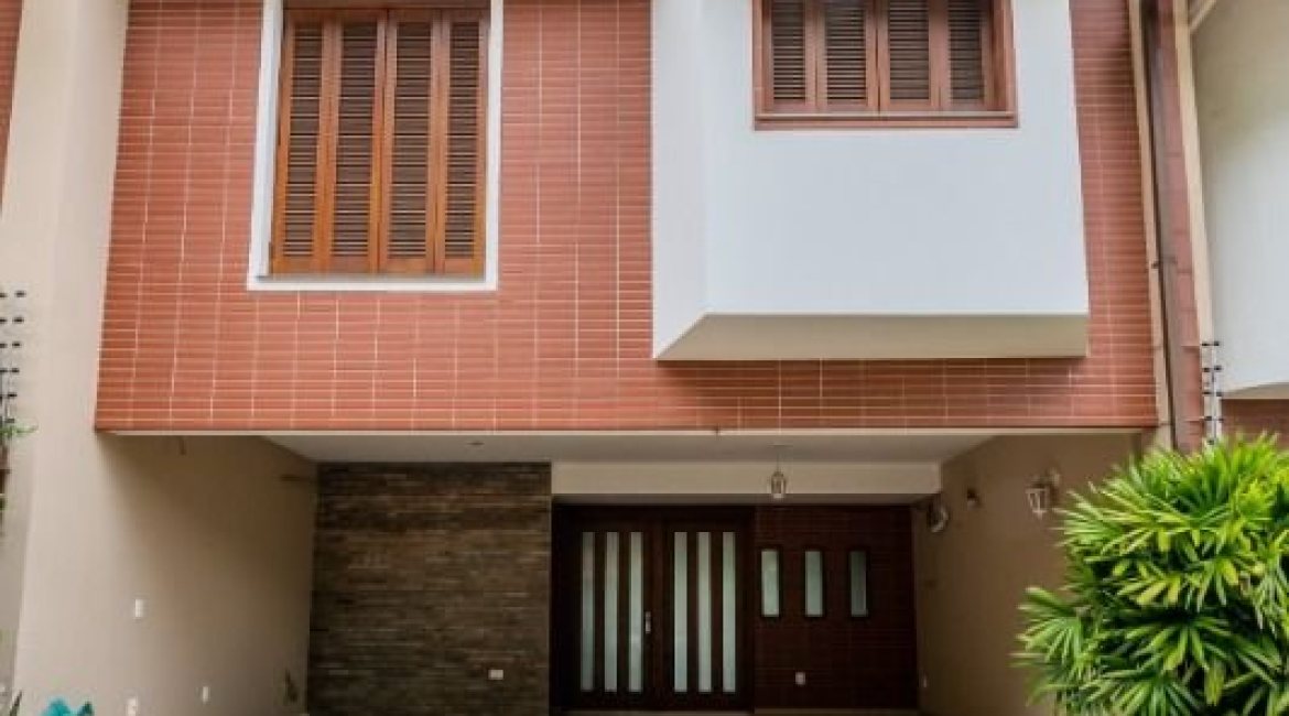 Casa à venda com 233m², 4 dormitórios, 1 suíte, 2 vagas, no bairro Tristeza em Porto Alegre