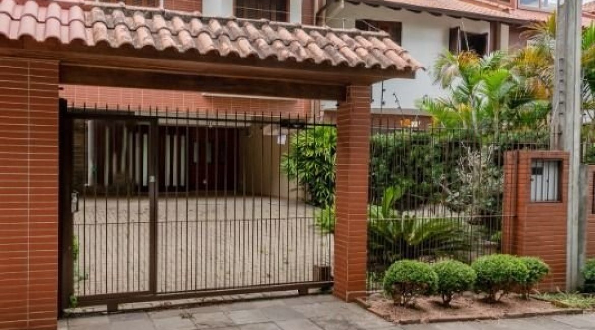 Casa à venda com 233m², 4 dormitórios, 1 suíte, 2 vagas, no bairro Tristeza em Porto Alegre