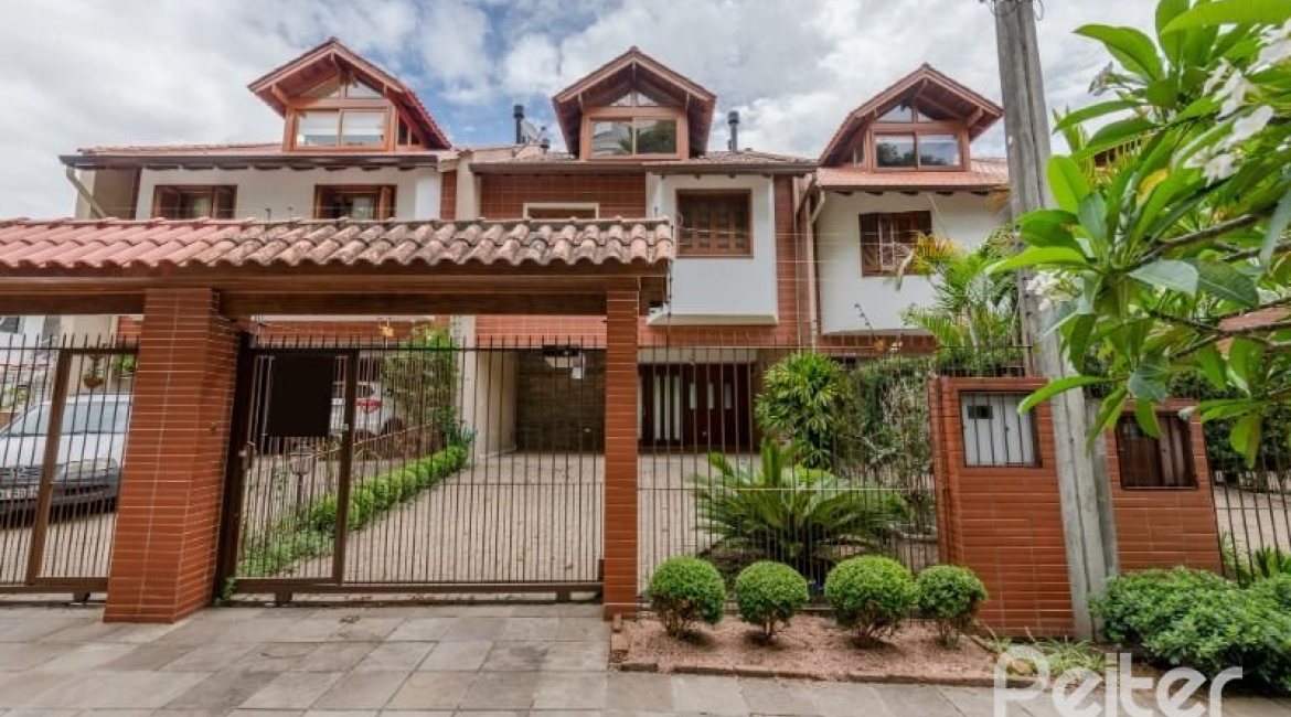 Casa à venda com 233m², 4 dormitórios, 1 suíte, 2 vagas, no bairro Tristeza em Porto Alegre