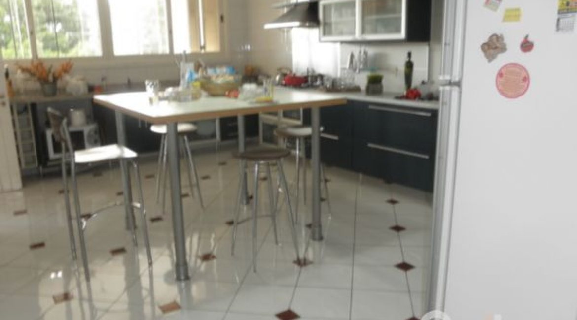 Casa à venda com 445m², 4 dormitórios, 2 suítes, 2 vagas, no bairro Ipanema em Porto Alegre