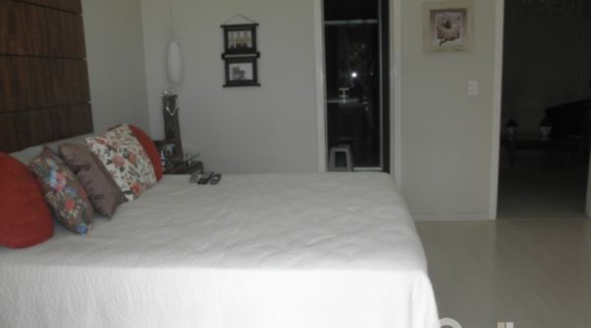 Casa à venda com 445m², 4 dormitórios, 2 suítes, 2 vagas, no bairro Ipanema em Porto Alegre