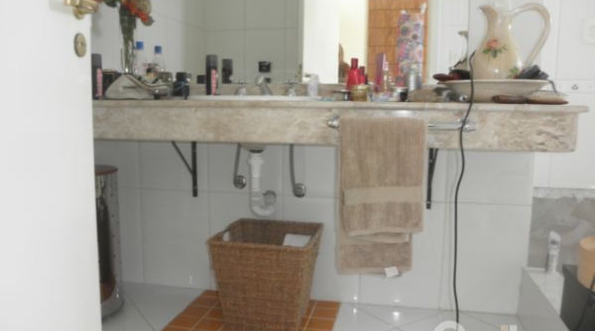 Casa à venda com 445m², 4 dormitórios, 2 suítes, 2 vagas, no bairro Ipanema em Porto Alegre