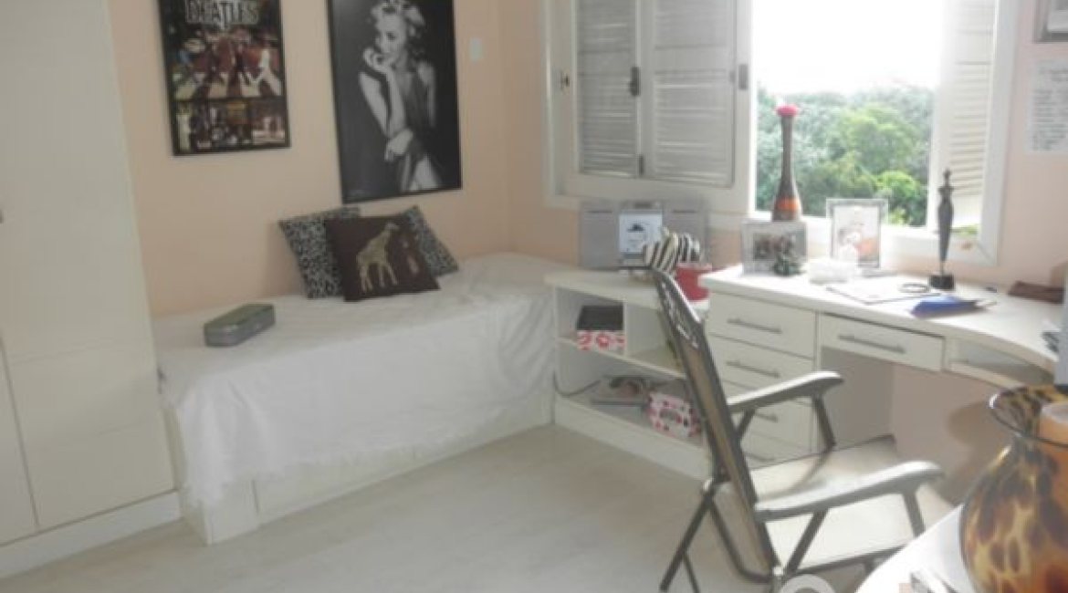 Casa à venda com 445m², 4 dormitórios, 2 suítes, 2 vagas, no bairro Ipanema em Porto Alegre