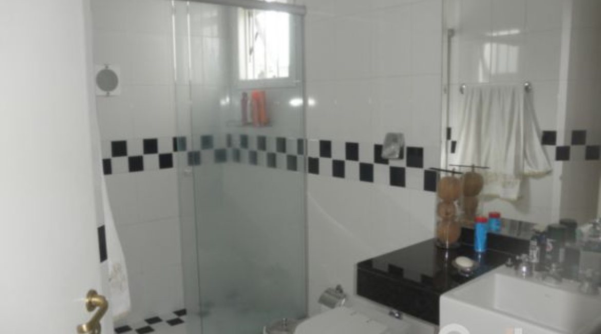 Casa à venda com 445m², 4 dormitórios, 2 suítes, 2 vagas, no bairro Ipanema em Porto Alegre