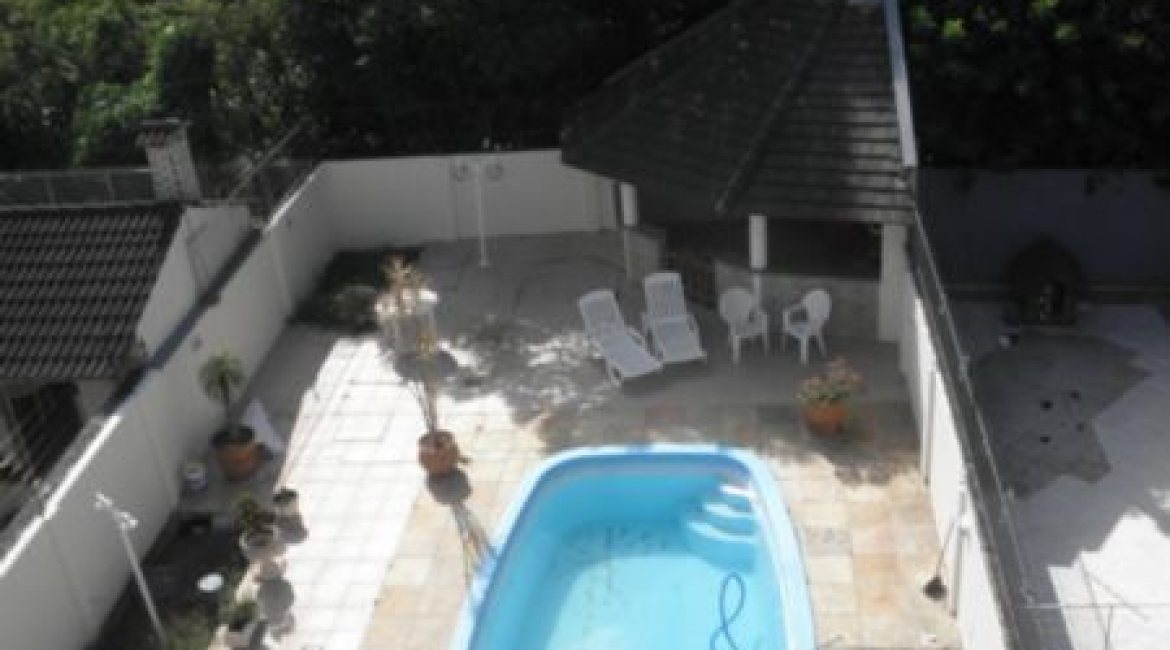 Casa à venda com 445m², 4 dormitórios, 2 suítes, 2 vagas, no bairro Ipanema em Porto Alegre