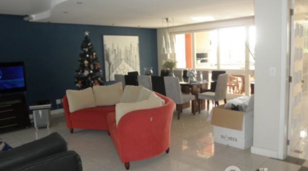 Casa à venda com 445m², 4 dormitórios, 2 suítes, 2 vagas, no bairro Ipanema em Porto Alegre