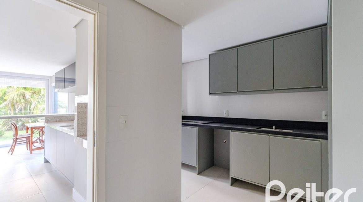 Apartamento Garden à venda com 173m², 3 dormitórios, 3 suítes, 4 vagas, no bairro Vila Assunção em Porto Alegre