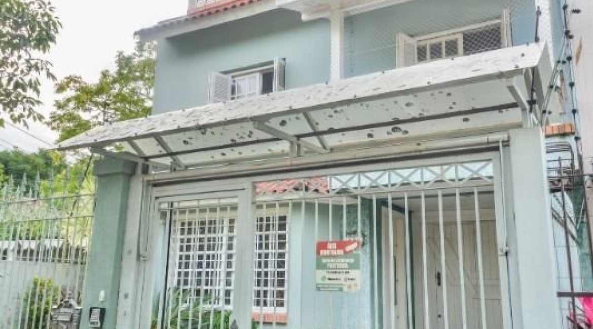 Casa à venda com 254m², 3 dormitórios, 1 suíte, 3 vagas, no bairro Ipanema em Porto Alegre