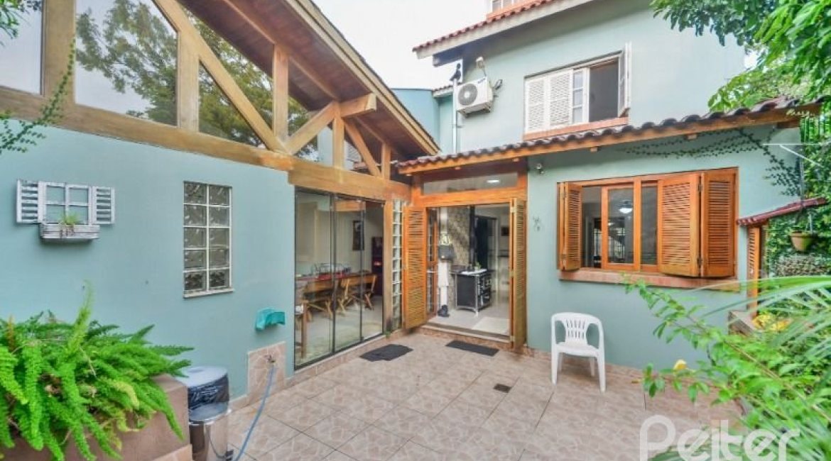 Casa à venda com 254m², 3 dormitórios, 1 suíte, 3 vagas, no bairro Ipanema em Porto Alegre