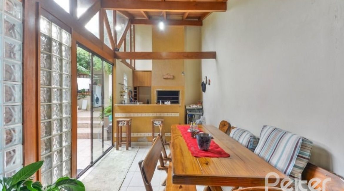 Casa à venda com 254m², 3 dormitórios, 1 suíte, 3 vagas, no bairro Ipanema em Porto Alegre