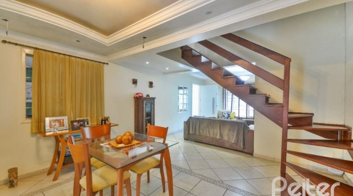 Casa à venda com 254m², 3 dormitórios, 1 suíte, 3 vagas, no bairro Ipanema em Porto Alegre