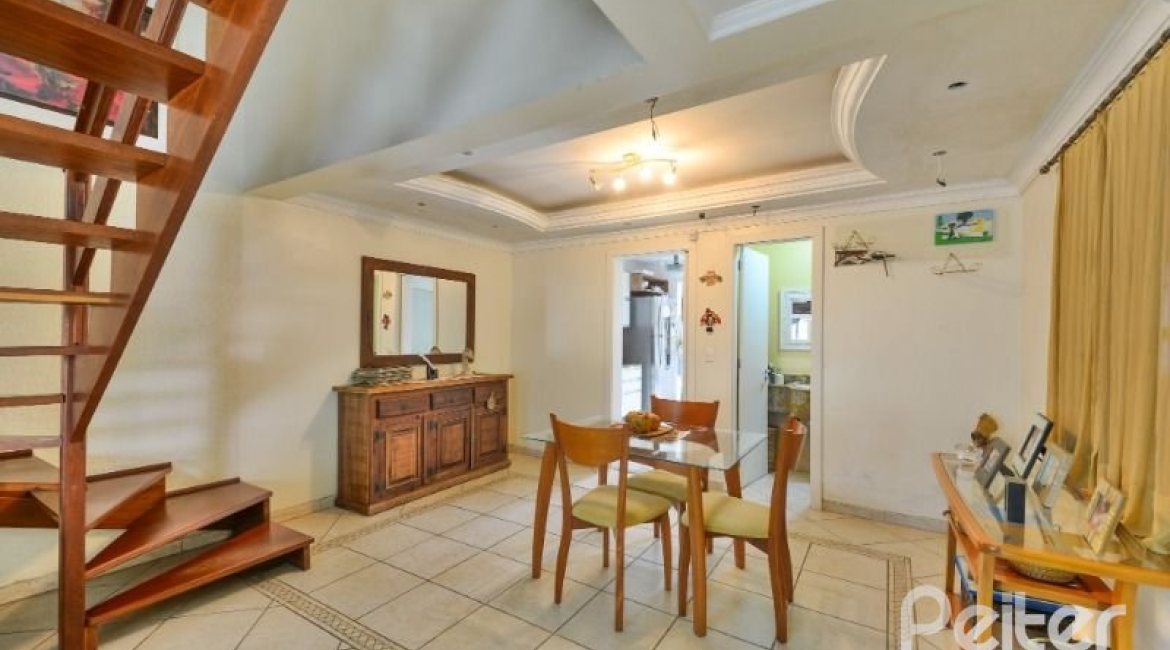 Casa à venda com 254m², 3 dormitórios, 1 suíte, 3 vagas, no bairro Ipanema em Porto Alegre