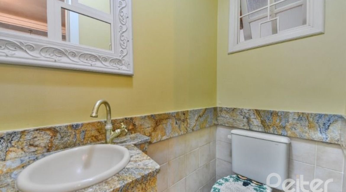 Casa à venda com 254m², 3 dormitórios, 1 suíte, 3 vagas, no bairro Ipanema em Porto Alegre