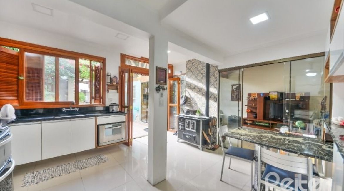 Casa à venda com 254m², 3 dormitórios, 1 suíte, 3 vagas, no bairro Ipanema em Porto Alegre