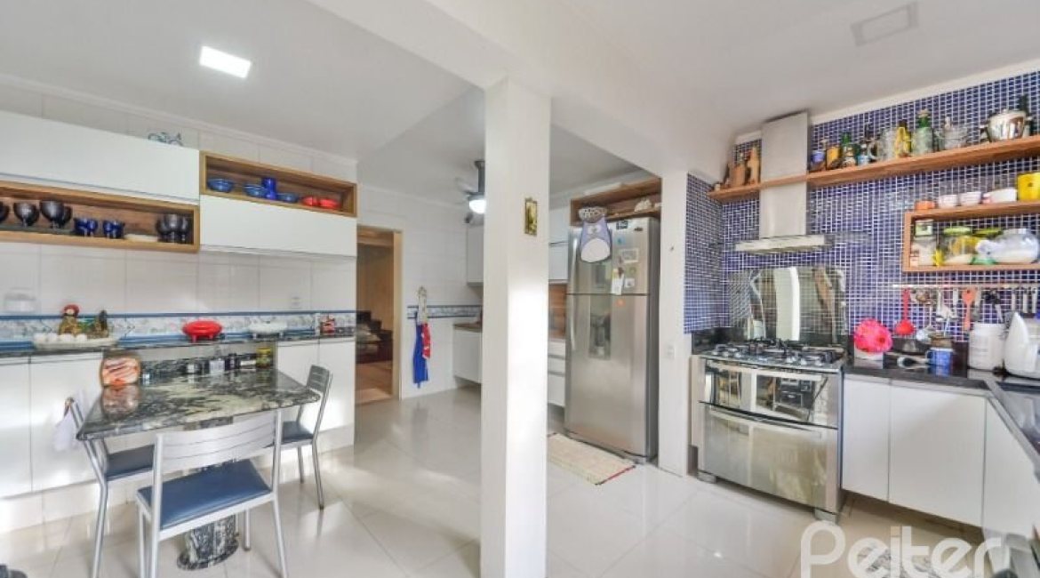 Casa à venda com 254m², 3 dormitórios, 1 suíte, 3 vagas, no bairro Ipanema em Porto Alegre