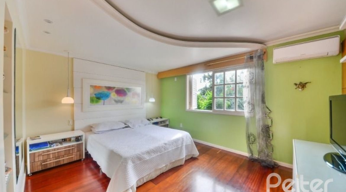 Casa à venda com 254m², 3 dormitórios, 1 suíte, 3 vagas, no bairro Ipanema em Porto Alegre