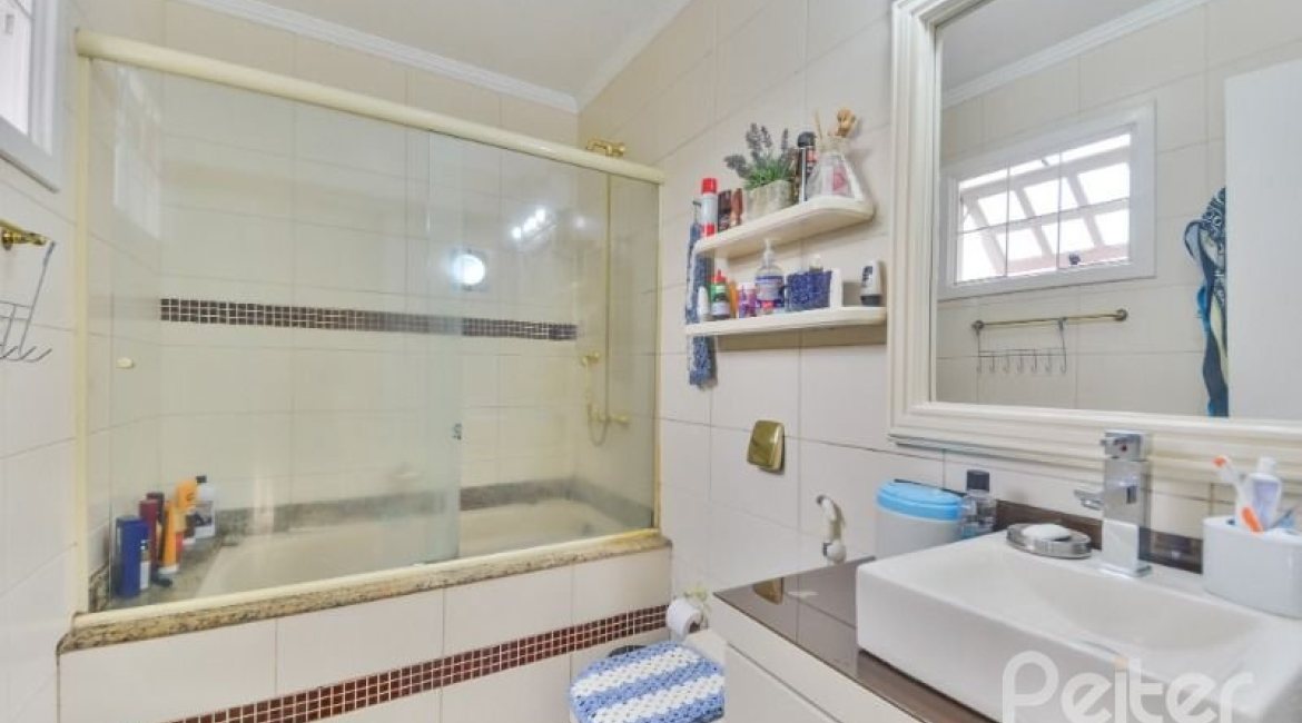 Casa à venda com 254m², 3 dormitórios, 1 suíte, 3 vagas, no bairro Ipanema em Porto Alegre