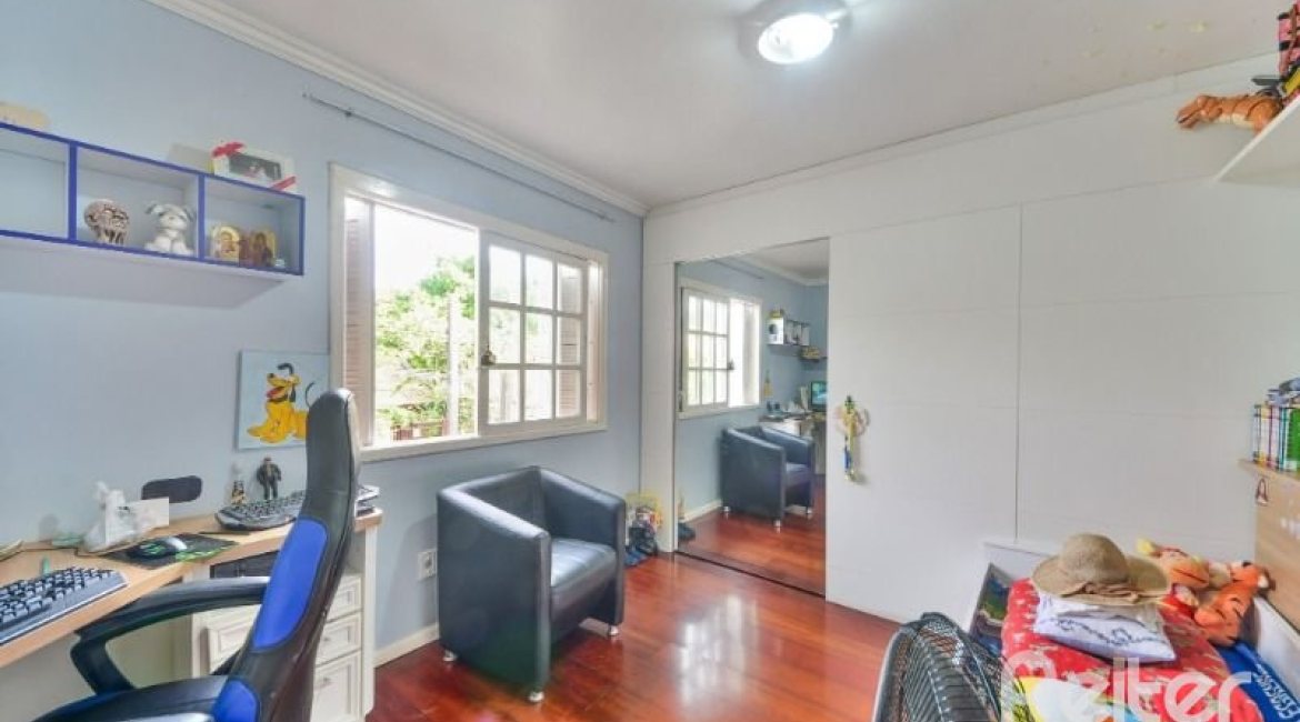 Casa à venda com 254m², 3 dormitórios, 1 suíte, 3 vagas, no bairro Ipanema em Porto Alegre