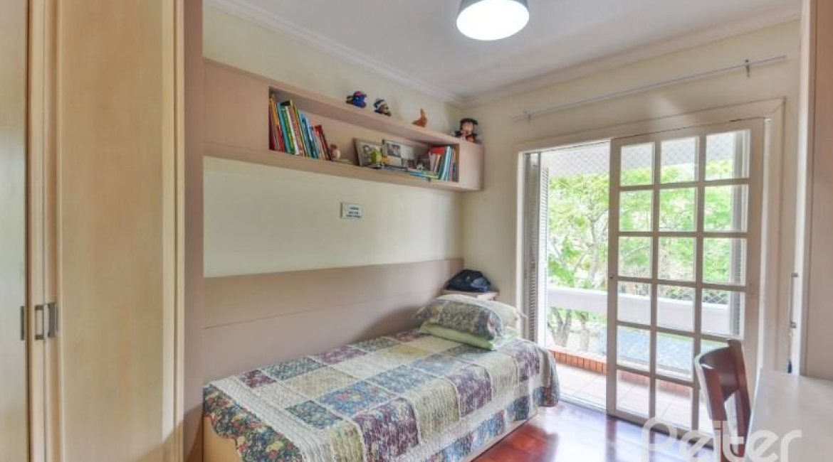 Casa à venda com 254m², 3 dormitórios, 1 suíte, 3 vagas, no bairro Ipanema em Porto Alegre