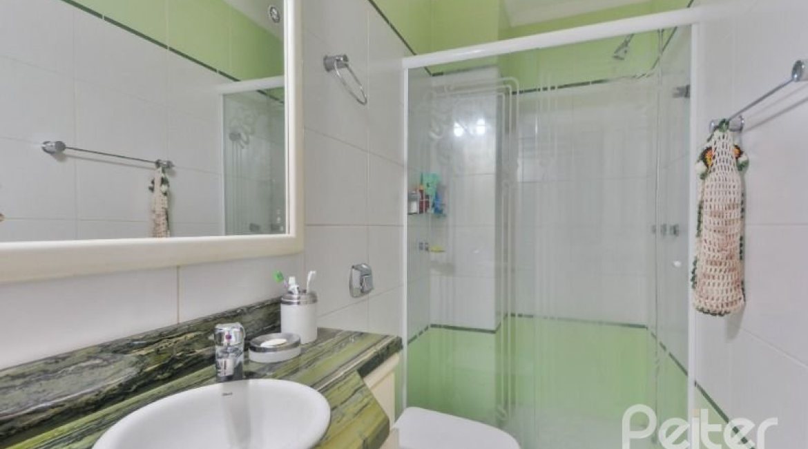 Casa à venda com 254m², 3 dormitórios, 1 suíte, 3 vagas, no bairro Ipanema em Porto Alegre