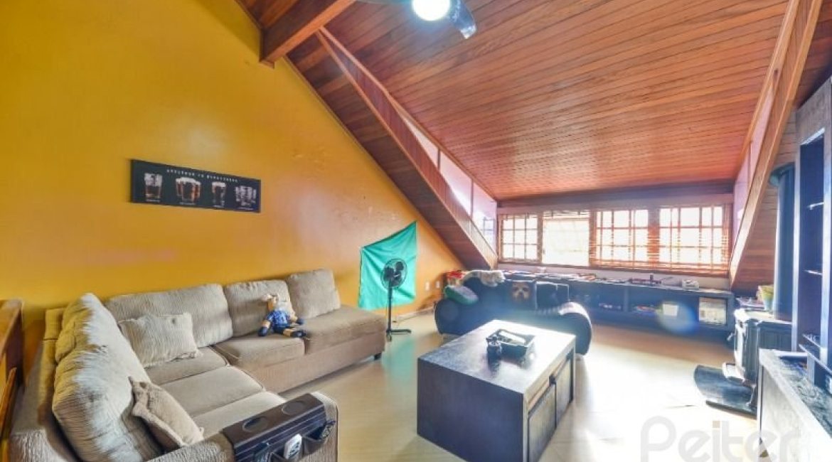 Casa à venda com 254m², 3 dormitórios, 1 suíte, 3 vagas, no bairro Ipanema em Porto Alegre