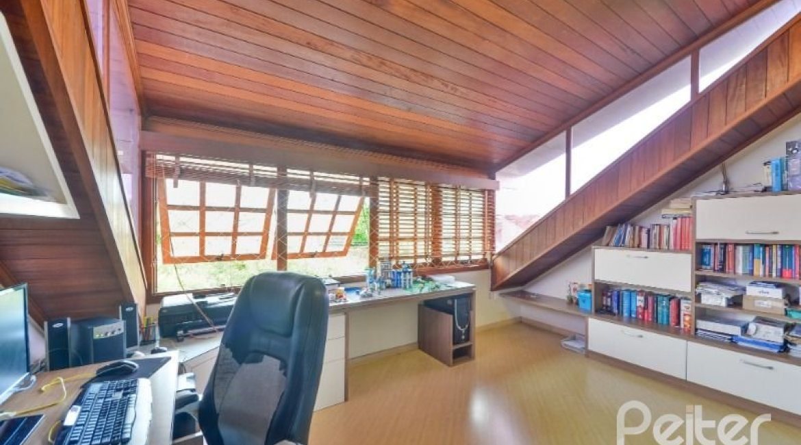 Casa à venda com 254m², 3 dormitórios, 1 suíte, 3 vagas, no bairro Ipanema em Porto Alegre