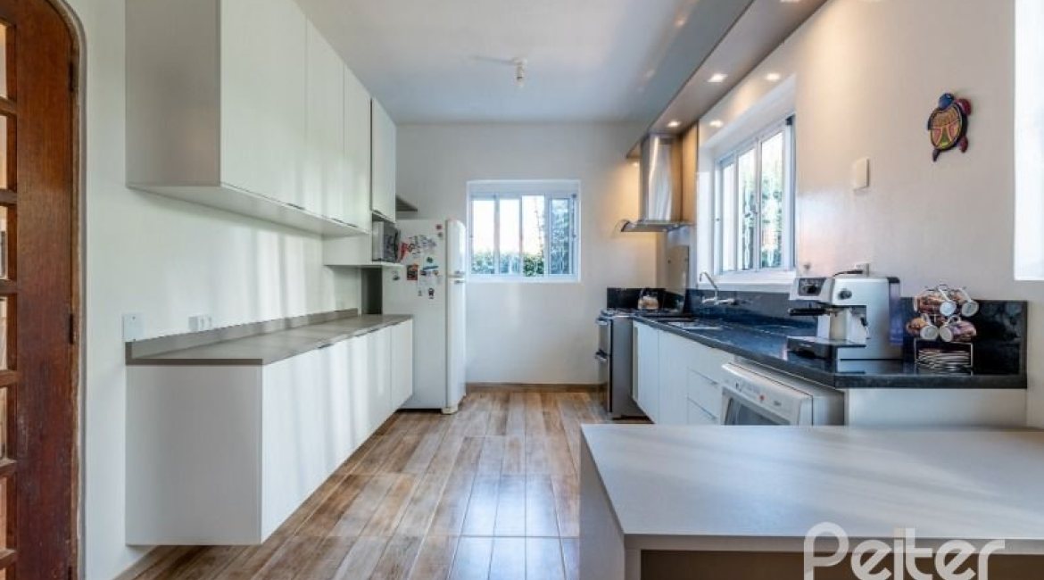 Casa à venda com 442m², 3 dormitórios, 1 suíte, 4 vagas, no bairro Vila Conceição em Porto Alegre