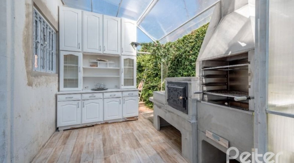 Casa à venda com 442m², 3 dormitórios, 1 suíte, 4 vagas, no bairro Vila Conceição em Porto Alegre