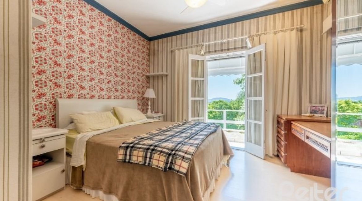 Casa à venda com 442m², 3 dormitórios, 1 suíte, 4 vagas, no bairro Vila Conceição em Porto Alegre