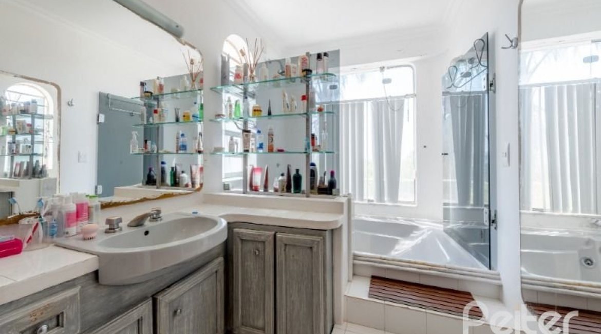 Casa à venda com 442m², 3 dormitórios, 1 suíte, 4 vagas, no bairro Vila Conceição em Porto Alegre