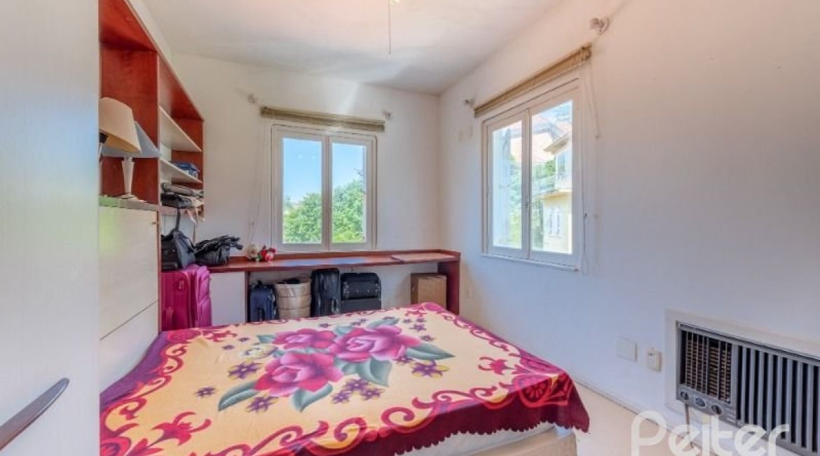 Casa à venda com 442m², 3 dormitórios, 1 suíte, 4 vagas, no bairro Vila Conceição em Porto Alegre