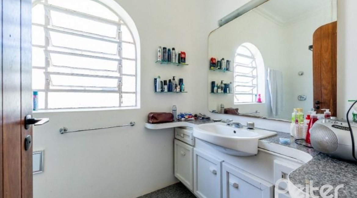 Casa à venda com 442m², 3 dormitórios, 1 suíte, 4 vagas, no bairro Vila Conceição em Porto Alegre