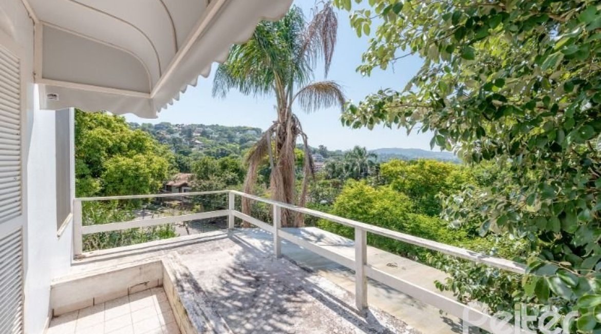 Casa à venda com 442m², 3 dormitórios, 1 suíte, 4 vagas, no bairro Vila Conceição em Porto Alegre