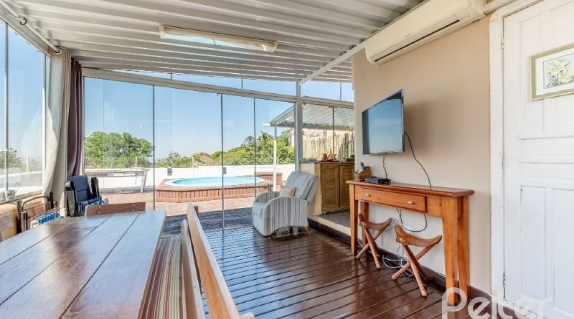 Casa à venda com 442m², 3 dormitórios, 1 suíte, 4 vagas, no bairro Vila Conceição em Porto Alegre