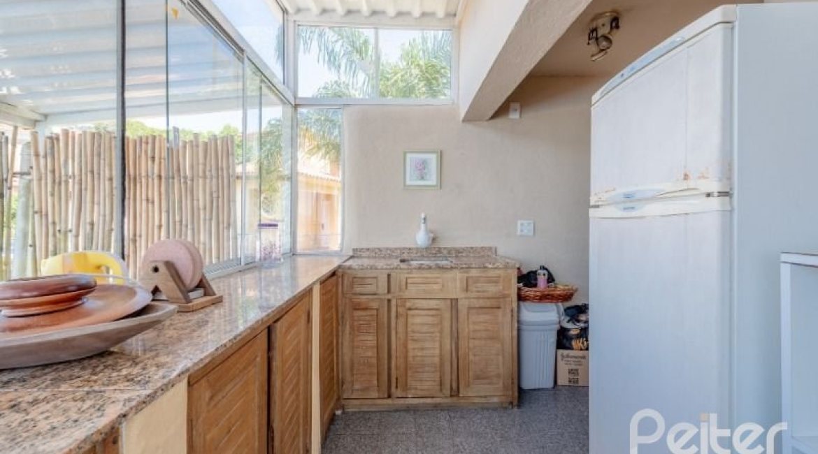 Casa à venda com 442m², 3 dormitórios, 1 suíte, 4 vagas, no bairro Vila Conceição em Porto Alegre